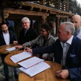 La signature de la Convention avec de g. à d. Laurent Bagnoud (négociateur), Dany Antille, Marie-Thérèse Sangra, Dani Heusser (WWF-Suisse) et Martial Kamerzin (président d'Icogne)